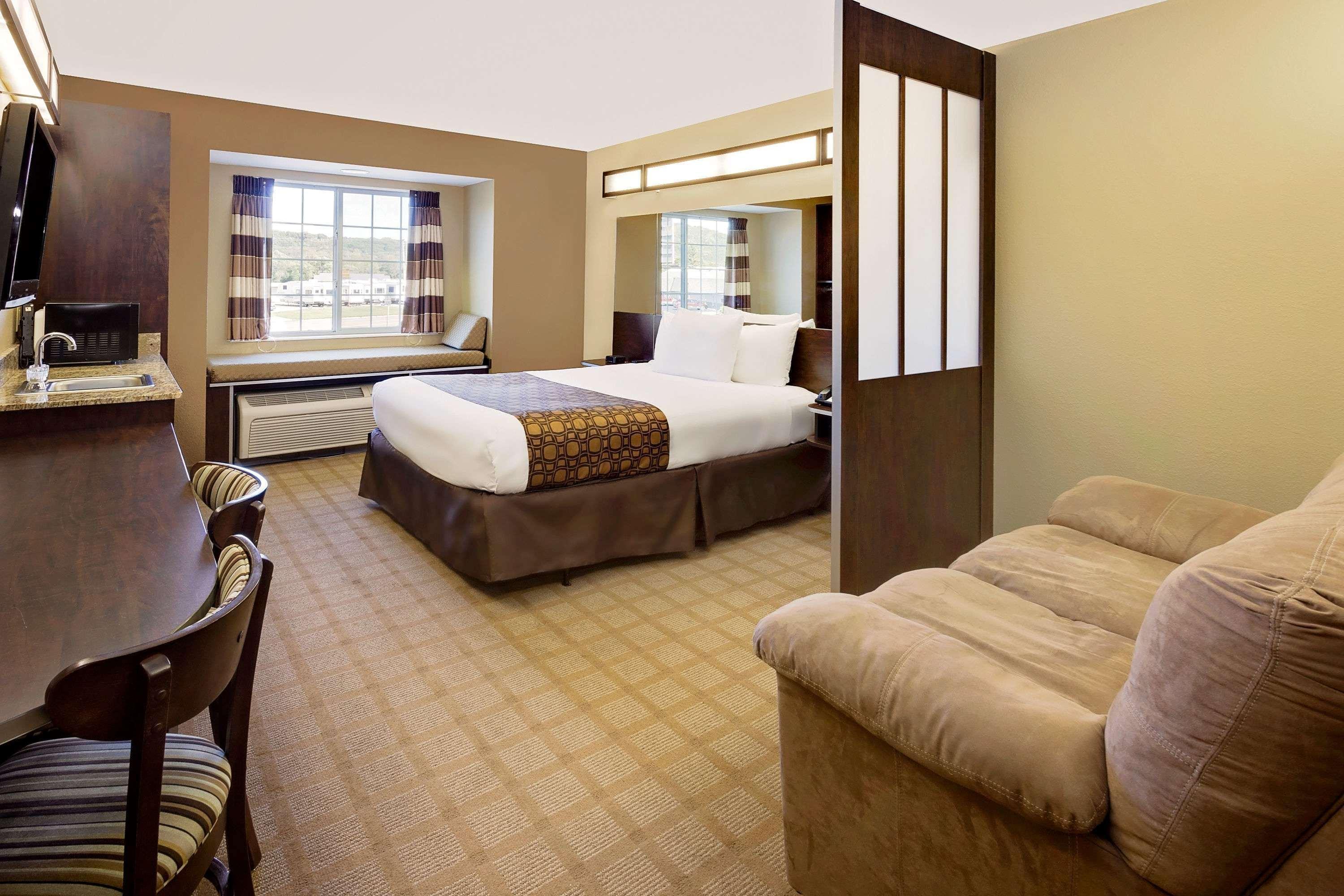 Microtel Inn & Suites By Wyndham Prairie Du Chien Exterior foto